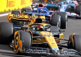 Foto de carro da McLaren na F1 no GP do Azerbaijão para ilustrar a equipe que comemorou o resultado final da prova da categoria