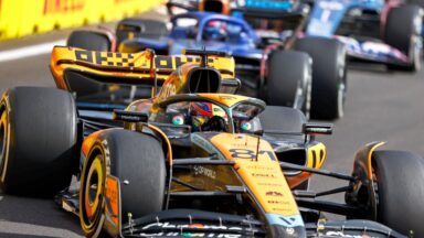 Foto de carro da McLaren na F1 no GP do Azerbaijão para ilustrar a equipe que comemorou o resultado final da prova da categoria