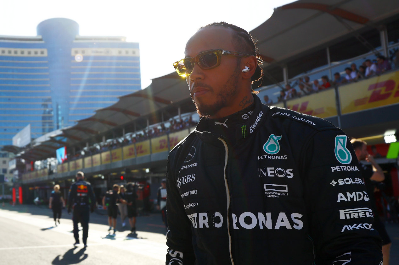 Foto de Lewis Hamilton, piloto da Mercedes, durante prova da F1 no GP do Azerbaijão para ilustrar a opinião do piloto sobre o desempenho da equipe na etapa da competição