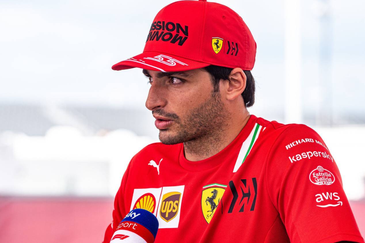 Carlos Sainz avalia chances da Ferrari contra a Red Bull em 2024: “É possível”