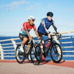 Para divulgar E-Prix de Mônaco, ciclista profissional pedala ao lado de Maximilian Günther