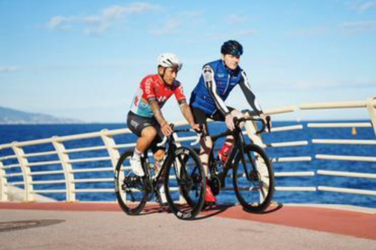 Para divulgar E-Prix de Mônaco, ciclista profissional pedala ao lado de Maximilian Günther