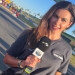 Um convite inesperado, durante a pandemia, trouxe Letícia, em 2020, de volta ao Brasil. Seu trabalho é ajudar na área de comunicação da Stock Car.