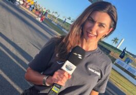 Um convite inesperado, durante a pandemia, trouxe Letícia, em 2020, de volta ao Brasil. Seu trabalho é ajudar na área de comunicação da Stock Car.