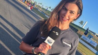 Um convite inesperado, durante a pandemia, trouxe Letícia, em 2020, de volta ao Brasil. Seu trabalho é ajudar na área de comunicação da Stock Car.