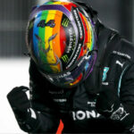 Foto de Lewis Hamilton usando capacete com as cores da bandeiras LGBTQIA+ para ilustrar o piloto que fez críticas a política do estado da Flórida, dos EUA, por medidas contra a causa