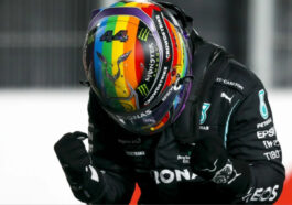Foto de Lewis Hamilton usando capacete com as cores da bandeiras LGBTQIA+ para ilustrar o piloto que fez críticas a política do estado da Flórida, dos EUA, por medidas contra a causa