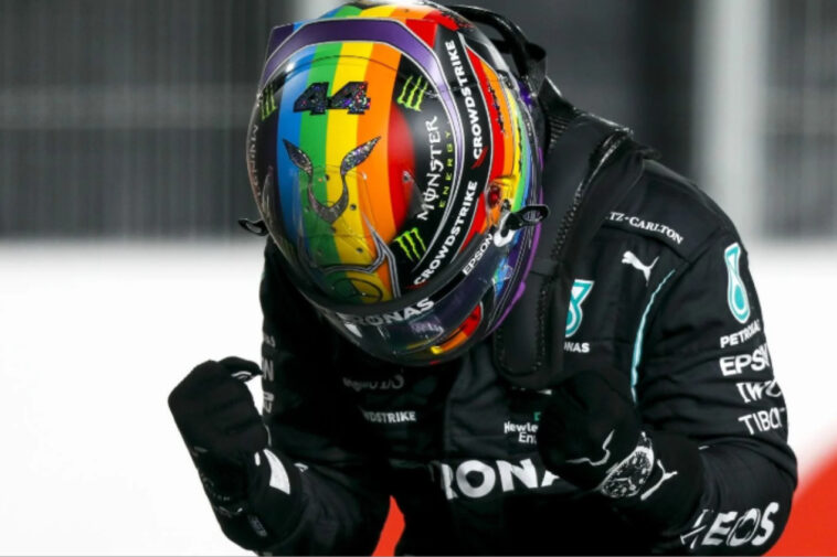 Foto de Lewis Hamilton usando capacete com as cores da bandeiras LGBTQIA+ para ilustrar o piloto que fez críticas a política do estado da Flórida, dos EUA, por medidas contra a causa