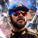 Imagem de Truex para ilustrar o piloto da NASCAR que venceu Dover e se classificou para playoff