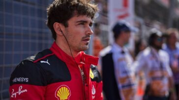 Foto de Charles Leclerc para ilustrar a fala de Toto Wolff sobre o piloto da Ferrari