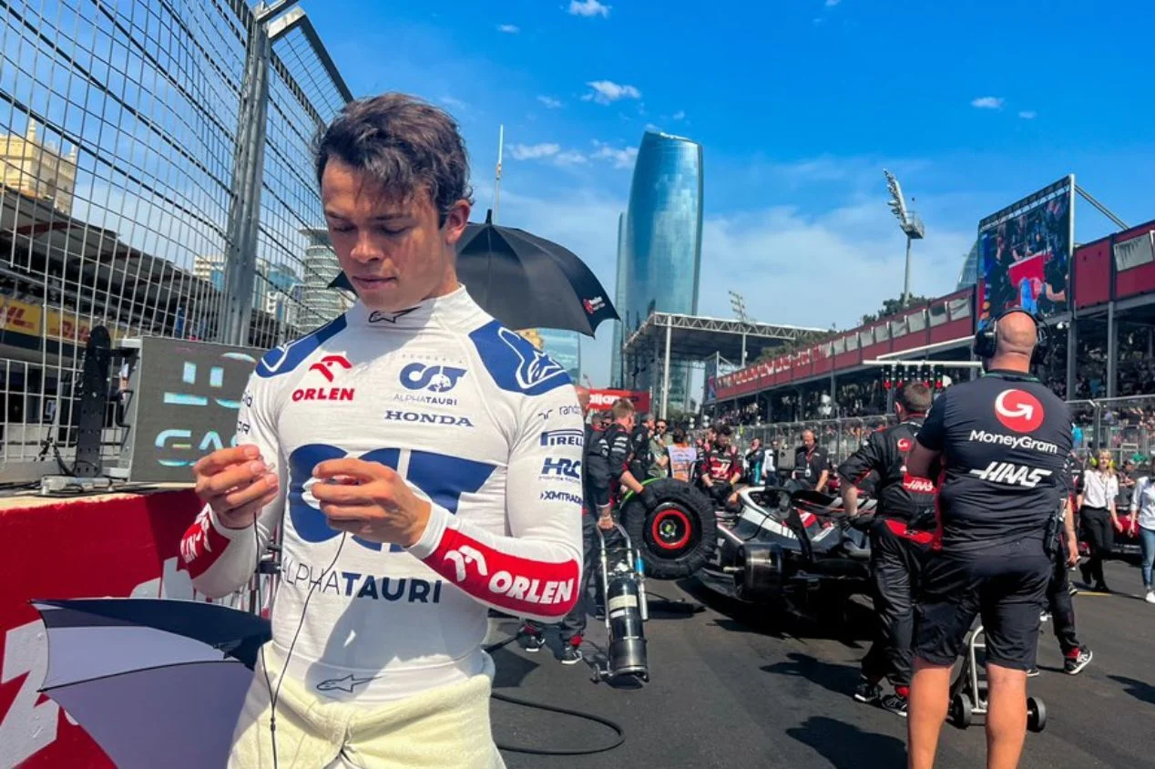 Foto de De Vries para ilustrar o piloto que corre risco de ser demitido pela AlphaTauri após quatro corridas