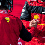 Foto de membros da Ferrari para ilustrar a equipe que anunciou um novo patrocinador