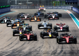 Foto da largada do Grande Prêmio de Miami de Fórmula 1 em 2022 para ilustrar a prova de 2023 que terá mudanças de horários