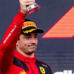 Foto de Leclerc para ilustrar o piloto que teve possível negociação com a Mercedes classificada como "besteira" pelo chefe da Ferrari