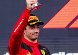 Foto de Leclerc para ilustrar o piloto que teve possível negociação com a Mercedes classificada como "besteira" pelo chefe da Ferrari