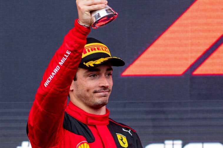 Foto de Leclerc para ilustrar o piloto que teve possível negociação com a Mercedes classificada como "besteira" pelo chefe da Ferrari