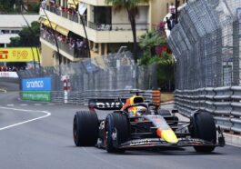 Max Verstappen pilotando sua Red Bull