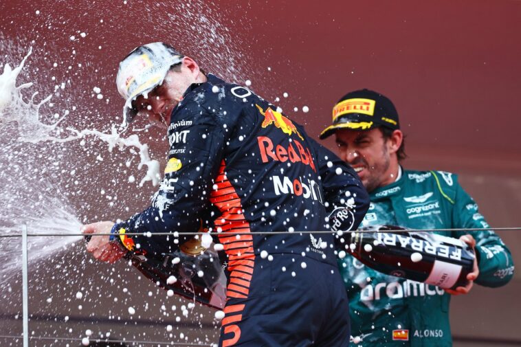 Max Verstappen e Fernando Alonso juntos