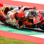 Foto de Marc Marquez correndo com moto da Honda MotoGP