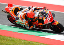 Foto de Marc Marquez correndo com moto da Honda MotoGP