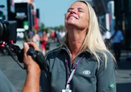 Para facilitar os deslocamentos de uma etapa do mundial de F1 para outra, principalmente, dentro da Europa, a repórter e jornalista vive em Mônaco.