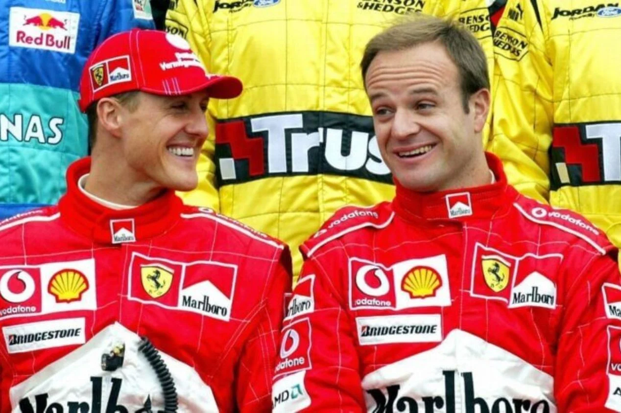 Por que o Barrichello colou um relógio no carro do Schumacher