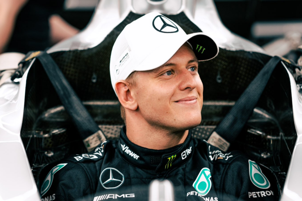 Mick Schumacher ajuda Lewis Hamilton