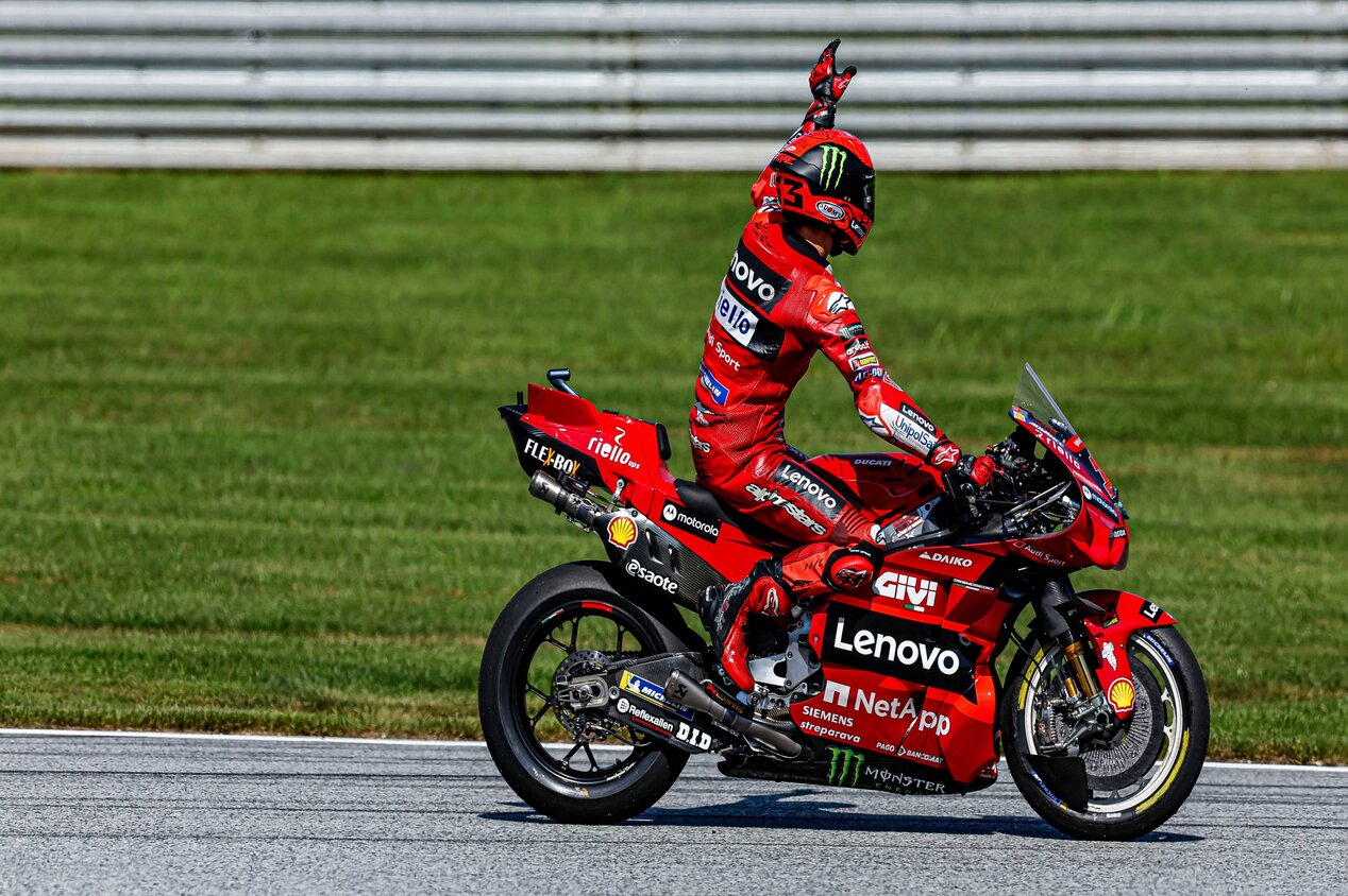 Aleix Espargaró passa Bagnaia na última volta e vence etapa da Moto GP