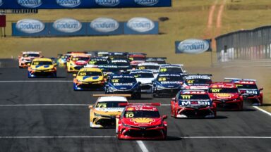 Stock Car Pro Series, etapa 6, Velocitta, Corrida 1, final: 1º - Ricardo Zonta (RCM Motorsport/Toyota Corolla), 21 voltas em 32min51s653 2º - Gianluca Petecof (Full Time Sports/Toyota Corolla), a 2s064 3º - Sergio Jimenez (Scuderia Chiarelli/Toyota Corolla), a 5s789 4º - Allam Khodair (Blau Motorsport/Chevrolet Cruze), a 8s182 5º - Rubens Barrichello (Mobil Ale/Toyota Corolla), a 18s423 6º - Rafael Suzuki (Pole Motorsport/Chevrolet Cruze), a 20s451 7º - Daniel Serra (Eurofarma RC/Chevrolet Cruze), a 21s438 8º - Guilherme Salas (KTF Racing/Chevrolet Cruze), a 22s211 9º - Nelson Piquet Jr. (Crown Racing/Toyota Corolla), a 22s464 10º - Matías Rossi (Full Time Sports/Toyota Corolla), a 23s110 11º - Felipe Fraga (Blau Motorsport/Chevrolet Cruze), a 23s468 12º - Felipe Massa (Lubrax Podium/Chevrolet Cruze), a 38s446 13º - Cacá Bueno (KTF Sports/Chevrolet Cruze), a 47s884 14º - Julio Campos (Lubrax Podium/Chevrolet Cruze), a 1min19s247 15º - Bruno Baptista (RCM Motorsport/Toyota Corolla), a 1min22s613 16º - Marcos Gomes (Cavaleiro Sports/Chevrolet Cruze), a 1min25s109 17º - Enzo Elias (Crown Racing/Toyota Corolla), a 1min29s334 18º - Gabriel Casagrande (A.Mattheis-Vogel/Chevrolet Cruze), a 1min33s827 19º - Cesar Ramos (Ipiranga Racing/Toyota Corolla), a 1 volta 20º - Denis Navarro (Cavaleiro Sports/Chevrolet Cruze), a 1 volta 21º - Tony Kanaan (Texaco Racing/Toyota Corolla), a 1 volta 22º - Gaetano Di Mauro (Hot Car Competições/Chevrolet Cruze), a 1 volta 23º - Thiago Camilo (Ipiranga Racing/Toyota Corolla), a 1 volta 24º - Ricardo Maurício (Eurofarma RC/Chevrolet Cruze), a 3 voltas 25º - Lucas Kohl (Hot Car Competições/Chevrolet Cruze), a 4 voltas 26º - Felipe Baptista (KTF Racing/Chevrolet Cruze), a 5 voltas Não completaram Antônio Junqueira (Scuderia Chiarelli/Toyota Corolla), a 8 voltas Dudu Barrichello (Mobil Ale /Toyota Corolla), a 14 voltas Átila Abreu (Pole Motorsport/Chevrolet Cruze), a 14 voltas Rodrigo Baptista (KTF Sports/Chevrolet Cruze), a 19 voltas Desclassificado Lucas Foresti (A.Mattheis-Vogel/Chevrolet Cruze) Corrida 2: 1º - Matías Rossi (Full Time Sports/Toyota Corolla), 16 voltas em 32min28s90s 2º - Gabriel Casagrande (A.Mattheis-Vogel/Chevrolet Cruze), a 1s600 3º - Daniel Serra (Eurofarma RC/Chevrolet Cruze), a 2s637 4º - Gianluca Petecof (Full Time Sports/Toyota Corolla), a 5s442 5º - Rubens Barrichello (Mobil Ale/Toyota Corolla), a 5s990 6º - Felipe Baptista (KTF Racing/Chevrolet Cruze), a 7s149 7º - Rafael Suzuki (Pole Motorsport/Chevrolet Cruze), a 8s254 8º - Thiago Camilo (Ipiranga Racing/Toyota Corolla), a 8s483 9º - Felipe Fraga (Blau Motorsport/Chevrolet Cruze), a 11s351 10º - Guilherme Salas (KTF Racing/Chevrolet Cruze), a 11s673 11º - Felipe Massa (Lubrax Podium/Chevrolet Cruze), a 12s592 12º - Lucas Foresti (A.Mattheis Vogel/Chevrolet Cruze), a 13s520 13º - Allam Khodair (Blau Motorsport/Chevrolet Cruze), a 19s094 14º - Tony Kanaan (Texaco Racing/Toyota Corolla), a 20s586 15º - Sergio Jimenez (Scuderia Chiarelli/Toyota Corolla), a 26s557 16º - Nelson Piquet Jr. (Crown Racing/Toyota Corolla), a 30s143 17º - Antônio Junqueira (Scuderia Chiarelli/Toyota Corolla), a 42s638 Não completaram Cacá Bueno (KTF Sports/Chevrolet Cruze), a 11 voltas Julio Campos (Lubrax Podium/Chevrolet Cruze), a 15 voltas Cesar Ramos (Ipiranga Racing/Toyota Corolla), a 15 voltas Ricardo Zonta (RCM Motorsport/Toyota Corolla), a 16 voltas Bruno Baptista (RCM Motorsport/Toyota Corolla), a 16 voltas Rodrigo Baptista (KTF Sports/Chevrolet Cruze), a 16 voltas Enzo Elias (Crown Racing/Toyota Corolla), a 16 voltas Marcos Gomes (Cavaleiro Sports/Chevrolet Cruze), a 16 voltas Ricardo Maurício (Eurofarma RC/Chevrolet Cruze), a 16 voltas Lucas Kohl (Hot Car Competições/Chevrolet Cruze), a 16 voltas Dudu Barrichello (Mobil Ale/Toyota Corolla), não largou Átila Abreu (Pole Motorsport/Chevrolet Cruze), não largou Desclassificados Gaetano Di Mauro (Hot Car Competições/Chevrolet Cruze) Denis Navarro (Cavaleiro Sports/Chevrolet Cruze)