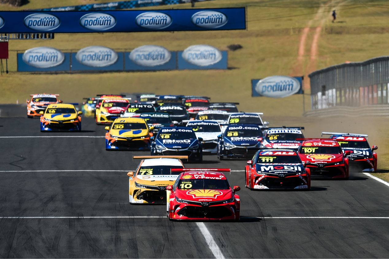 Stock Car Pro Series, etapa 6, Velocitta, Corrida 1, final: 1º - Ricardo Zonta (RCM Motorsport/Toyota Corolla), 21 voltas em 32min51s653 2º - Gianluca Petecof (Full Time Sports/Toyota Corolla), a 2s064 3º - Sergio Jimenez (Scuderia Chiarelli/Toyota Corolla), a 5s789 4º - Allam Khodair (Blau Motorsport/Chevrolet Cruze), a 8s182 5º - Rubens Barrichello (Mobil Ale/Toyota Corolla), a 18s423 6º - Rafael Suzuki (Pole Motorsport/Chevrolet Cruze), a 20s451 7º - Daniel Serra (Eurofarma RC/Chevrolet Cruze), a 21s438 8º - Guilherme Salas (KTF Racing/Chevrolet Cruze), a 22s211 9º - Nelson Piquet Jr. (Crown Racing/Toyota Corolla), a 22s464 10º - Matías Rossi (Full Time Sports/Toyota Corolla), a 23s110 11º - Felipe Fraga (Blau Motorsport/Chevrolet Cruze), a 23s468 12º - Felipe Massa (Lubrax Podium/Chevrolet Cruze), a 38s446 13º - Cacá Bueno (KTF Sports/Chevrolet Cruze), a 47s884 14º - Julio Campos (Lubrax Podium/Chevrolet Cruze), a 1min19s247 15º - Bruno Baptista (RCM Motorsport/Toyota Corolla), a 1min22s613 16º - Marcos Gomes (Cavaleiro Sports/Chevrolet Cruze), a 1min25s109 17º - Enzo Elias (Crown Racing/Toyota Corolla), a 1min29s334 18º - Gabriel Casagrande (A.Mattheis-Vogel/Chevrolet Cruze), a 1min33s827 19º - Cesar Ramos (Ipiranga Racing/Toyota Corolla), a 1 volta 20º - Denis Navarro (Cavaleiro Sports/Chevrolet Cruze), a 1 volta 21º - Tony Kanaan (Texaco Racing/Toyota Corolla), a 1 volta 22º - Gaetano Di Mauro (Hot Car Competições/Chevrolet Cruze), a 1 volta 23º - Thiago Camilo (Ipiranga Racing/Toyota Corolla), a 1 volta 24º - Ricardo Maurício (Eurofarma RC/Chevrolet Cruze), a 3 voltas 25º - Lucas Kohl (Hot Car Competições/Chevrolet Cruze), a 4 voltas 26º - Felipe Baptista (KTF Racing/Chevrolet Cruze), a 5 voltas Não completaram Antônio Junqueira (Scuderia Chiarelli/Toyota Corolla), a 8 voltas Dudu Barrichello (Mobil Ale /Toyota Corolla), a 14 voltas Átila Abreu (Pole Motorsport/Chevrolet Cruze), a 14 voltas Rodrigo Baptista (KTF Sports/Chevrolet Cruze), a 19 voltas Desclassificado Lucas Foresti (A.Mattheis-Vogel/Chevrolet Cruze) Corrida 2: 1º - Matías Rossi (Full Time Sports/Toyota Corolla), 16 voltas em 32min28s90s 2º - Gabriel Casagrande (A.Mattheis-Vogel/Chevrolet Cruze), a 1s600 3º - Daniel Serra (Eurofarma RC/Chevrolet Cruze), a 2s637 4º - Gianluca Petecof (Full Time Sports/Toyota Corolla), a 5s442 5º - Rubens Barrichello (Mobil Ale/Toyota Corolla), a 5s990 6º - Felipe Baptista (KTF Racing/Chevrolet Cruze), a 7s149 7º - Rafael Suzuki (Pole Motorsport/Chevrolet Cruze), a 8s254 8º - Thiago Camilo (Ipiranga Racing/Toyota Corolla), a 8s483 9º - Felipe Fraga (Blau Motorsport/Chevrolet Cruze), a 11s351 10º - Guilherme Salas (KTF Racing/Chevrolet Cruze), a 11s673 11º - Felipe Massa (Lubrax Podium/Chevrolet Cruze), a 12s592 12º - Lucas Foresti (A.Mattheis Vogel/Chevrolet Cruze), a 13s520 13º - Allam Khodair (Blau Motorsport/Chevrolet Cruze), a 19s094 14º - Tony Kanaan (Texaco Racing/Toyota Corolla), a 20s586 15º - Sergio Jimenez (Scuderia Chiarelli/Toyota Corolla), a 26s557 16º - Nelson Piquet Jr. (Crown Racing/Toyota Corolla), a 30s143 17º - Antônio Junqueira (Scuderia Chiarelli/Toyota Corolla), a 42s638 Não completaram Cacá Bueno (KTF Sports/Chevrolet Cruze), a 11 voltas Julio Campos (Lubrax Podium/Chevrolet Cruze), a 15 voltas Cesar Ramos (Ipiranga Racing/Toyota Corolla), a 15 voltas Ricardo Zonta (RCM Motorsport/Toyota Corolla), a 16 voltas Bruno Baptista (RCM Motorsport/Toyota Corolla), a 16 voltas Rodrigo Baptista (KTF Sports/Chevrolet Cruze), a 16 voltas Enzo Elias (Crown Racing/Toyota Corolla), a 16 voltas Marcos Gomes (Cavaleiro Sports/Chevrolet Cruze), a 16 voltas Ricardo Maurício (Eurofarma RC/Chevrolet Cruze), a 16 voltas Lucas Kohl (Hot Car Competições/Chevrolet Cruze), a 16 voltas Dudu Barrichello (Mobil Ale/Toyota Corolla), não largou Átila Abreu (Pole Motorsport/Chevrolet Cruze), não largou Desclassificados Gaetano Di Mauro (Hot Car Competições/Chevrolet Cruze) Denis Navarro (Cavaleiro Sports/Chevrolet Cruze)