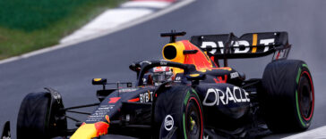 Max Verstappen pilotando o carro da RBR