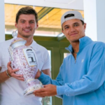 F1: Max Verstappen recebe novo troféu de Fórmula 1 das mãos de Lando Norris.