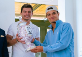 F1: Max Verstappen recebe novo troféu de Fórmula 1 das mãos de Lando Norris.