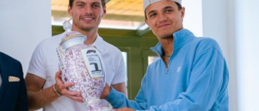 F1: Max Verstappen recebe novo troféu de Fórmula 1 das mãos de Lando Norris.