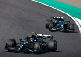 Foto de carros da Mercedes no GP do Japão de Fórmula 1 para ilustrar a equipe alemã que abriu o jogo sobre mudanças no carro W14, atual modelo, de olho em ajustes para a próxima temporada da categoria