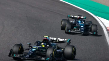 Foto de carros da Mercedes no GP do Japão de Fórmula 1 para ilustrar a equipe alemã que abriu o jogo sobre mudanças no carro W14, atual modelo, de olho em ajustes para a próxima temporada da categoria