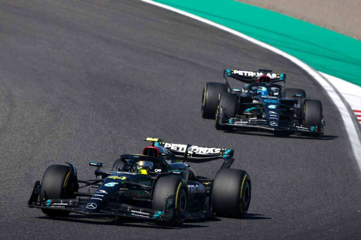 Foto de carros da Mercedes no GP do Japão de Fórmula 1 para ilustrar a equipe alemã que abriu o jogo sobre mudanças no carro W14, atual modelo, de olho em ajustes para a próxima temporada da categoria