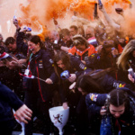 Membros da Red Bull festejam após vitória no GP da Holanda.