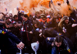 Membros da Red Bull festejam após vitória no GP da Holanda.