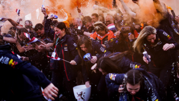 Membros da Red Bull festejam após vitória no GP da Holanda.