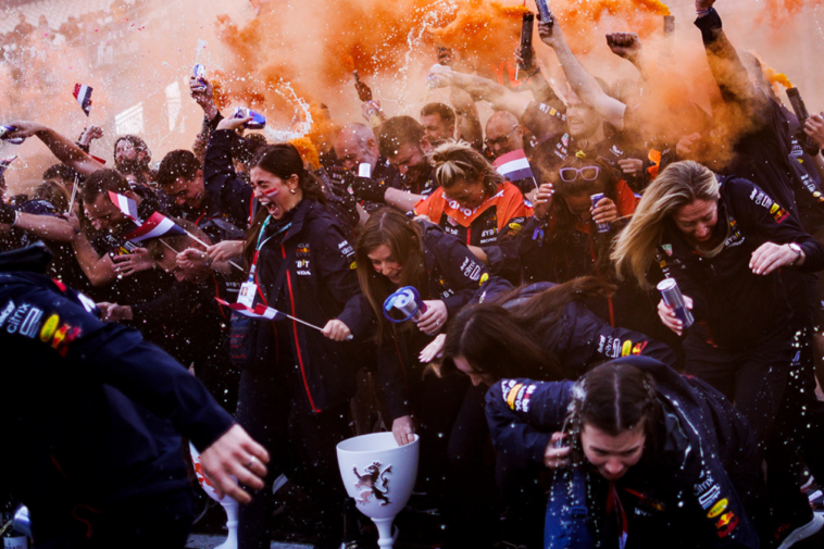 Membros da Red Bull festejam após vitória no GP da Holanda.