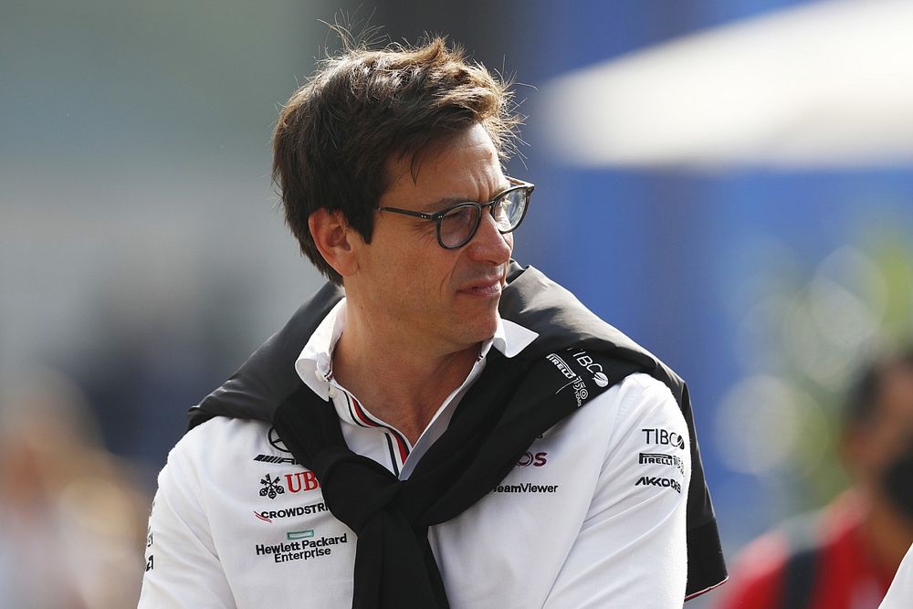 Toto Wolff revela que Mercedes já avalia nomes para substituir Lewis Hamilton