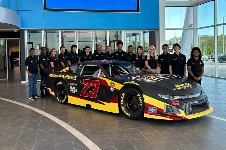 Foto de pilotos do programa NASCAR Drive for Diversity Driver Development Program para ilustrar o brasileiro Arthur Gama que foi selecionado e pode ingressar na categoria