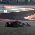 Foto do carro de Lewis Hamilton após batida com George Russel para ilustrar a opinião do ex-piloto campeão mundial Nico Rosberg de que a colisão com o companheiro foi responsabilidade do piloto britânico