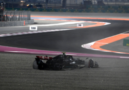 Foto do carro de Lewis Hamilton após batida com George Russel para ilustrar a opinião do ex-piloto campeão mundial Nico Rosberg de que a colisão com o companheiro foi responsabilidade do piloto britânico