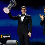 Max Verstappen, da Red Bull, recebe troféu de 2022 em evento de gala da Fórmula 1