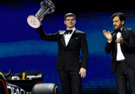 Max Verstappen, da Red Bull, recebe troféu de 2022 em evento de gala da Fórmula 1