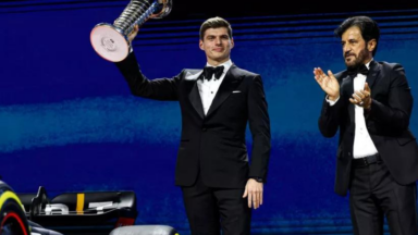 Max Verstappen, da Red Bull, recebe troféu de 2022 em evento de gala da Fórmula 1