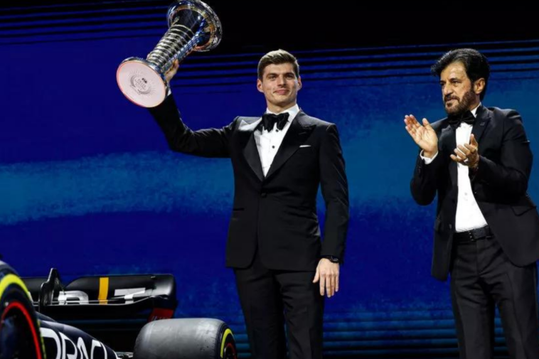 Max Verstappen, da Red Bull, recebe troféu de 2022 em evento de gala da Fórmula 1