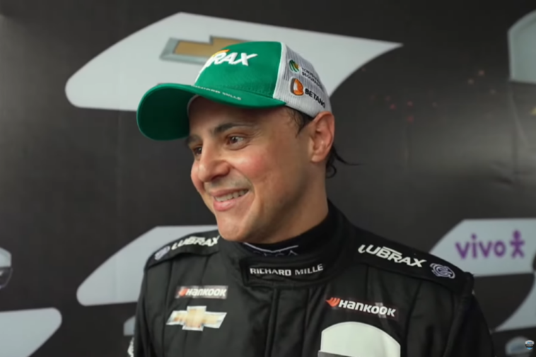 Imagem de vídeo de entrevista com Felipe Massa na Stock Car para ilustrar o piloto ex-Fórmula 1 que conseguiu sua primeira vitória na categoria e projetou o futuro